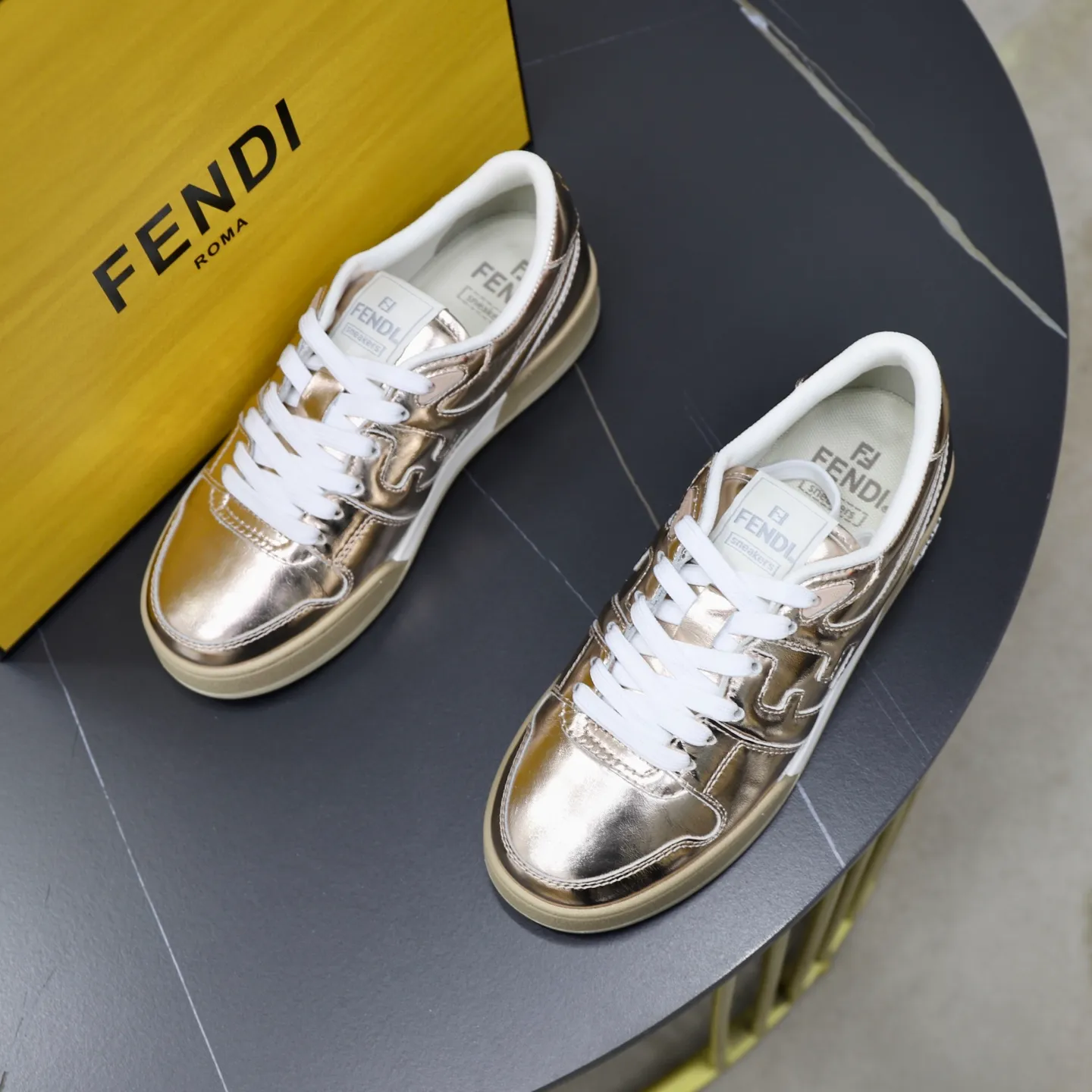 Ex-factory price: 640🔥Couple model (top original order) Brand: FENDI Size: 35-44 (customized for men 38 and 45) Grade: original order quality High version Material: Imported original cowhide stitching ➕ High-quality and comfortable lining Original TPU lightweight anti-slip outsole Style category: Travel fashion casual shoes Versatile trend